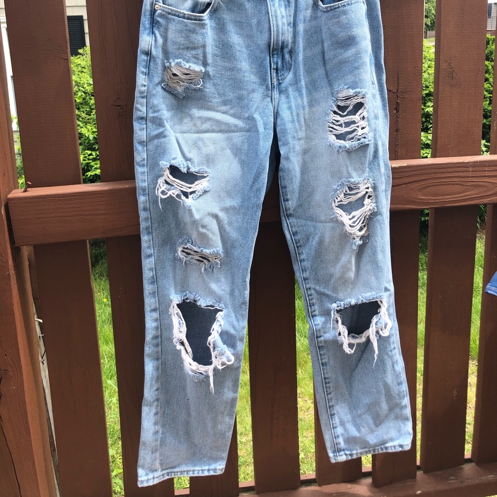 Light wash Ripped Mom Jeans